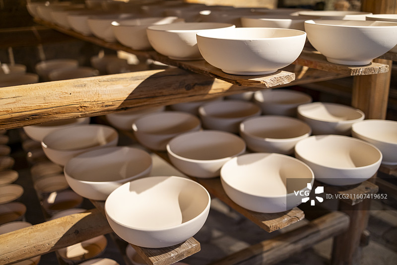 江西景德镇陶阳里传统陶艺制作过程图片素材