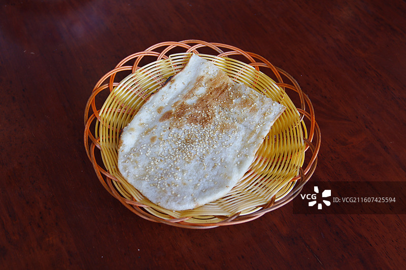 餐桌上盘子里的烧饼图片素材