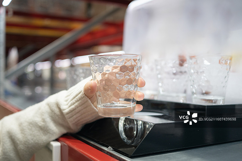 手捧带花纹玻璃杯图片素材