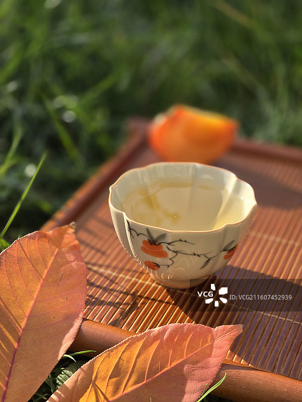 静物草地上茶盘茶杯茶水视图图片素材