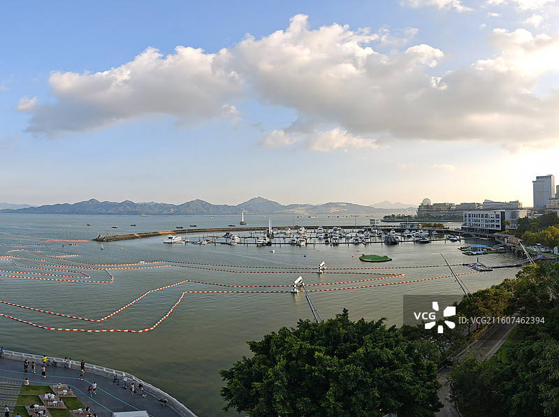 深圳湾游艇码头蓝色海天风光全景视角图片素材
