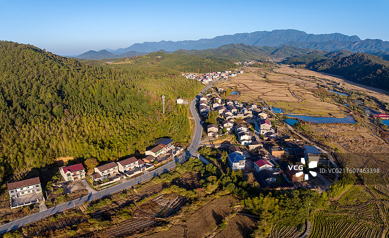 江西抚州金溪县生态山村，多彩山林与村庄、公路、农田，构成美丽风景冬景。图片素材