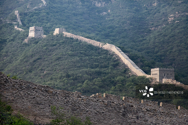 蜿蜒于山峦间的中国长城图片素材