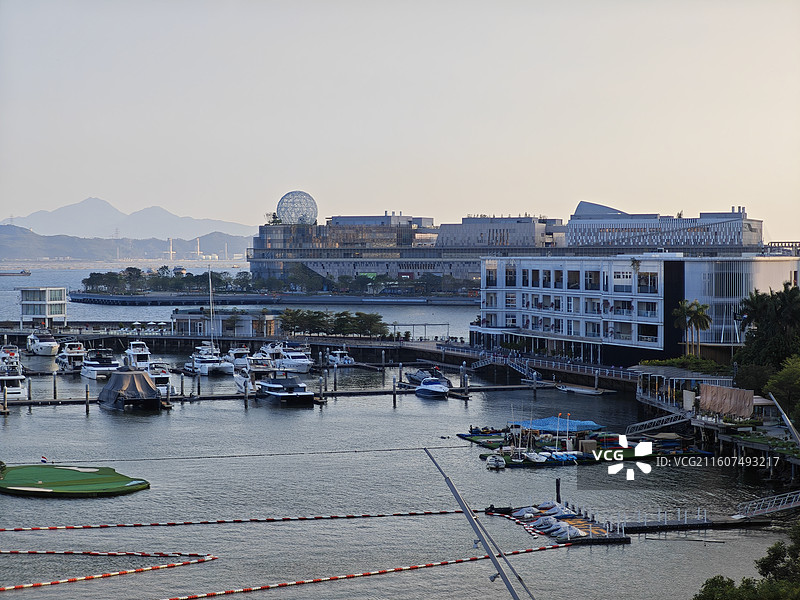 深圳湾游艇码头建筑物及停泊的游艇图片素材