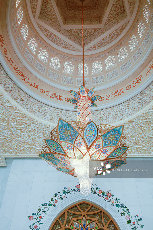 扎耶德清真寺内的水晶灯图片素材