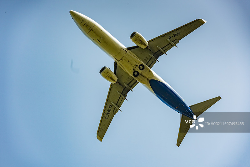 飞机在天空飞行图片素材