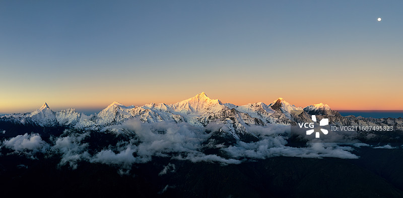 日照金山雪山日出自然风光电脑壁纸图片素材