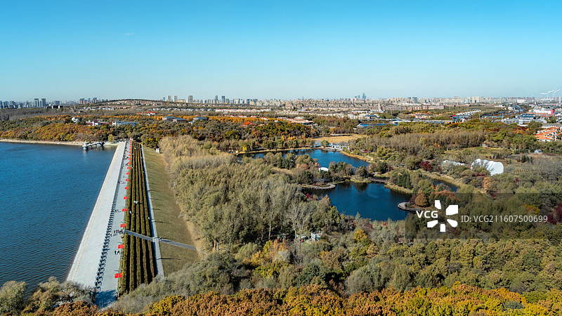 秋季晴空中的长春净月潭全景图片素材