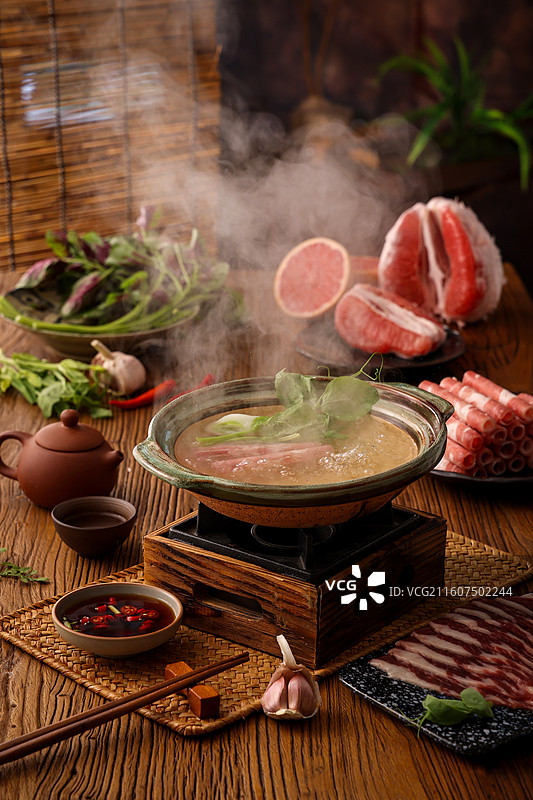 牛肉片柚子红笕菜香菇摆盘带场景图片素材