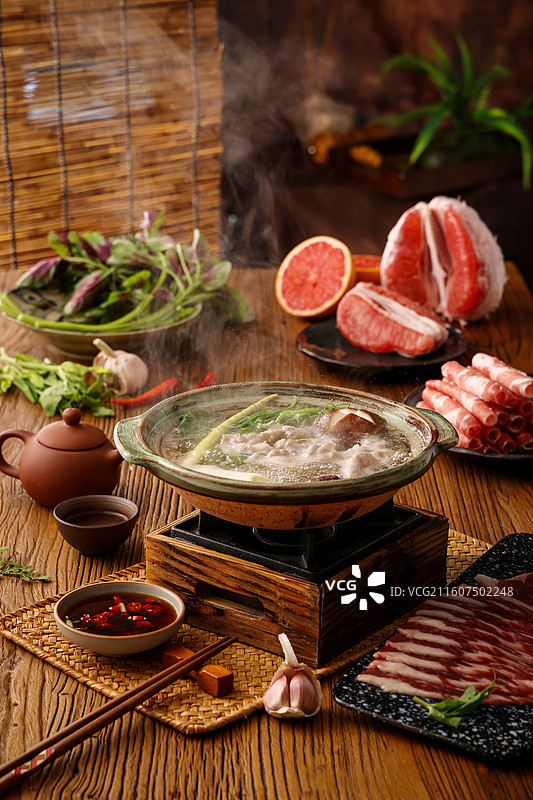 牛肉片柚子红笕菜香菇摆盘带场景图片素材