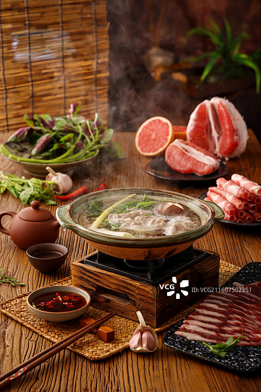 牛肉片柚子红笕菜香菇摆盘带场景图片素材