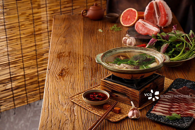 牛肉片柚子红笕菜香菇摆盘带场景图片素材