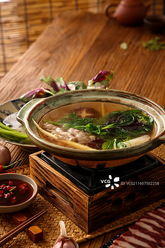 牛肉片柚子红笕菜香菇摆盘带场景图片素材