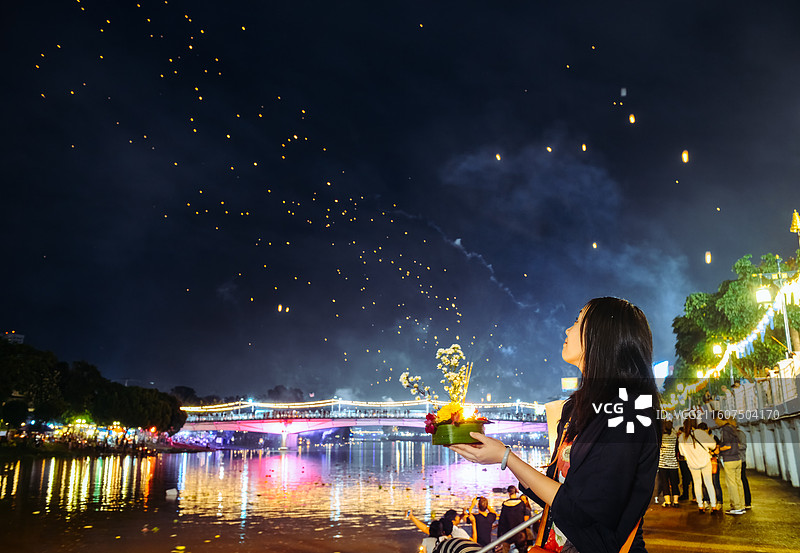 一位亚洲女性在泰国清迈水灯节期间拿着传统水灯祈福图片素材