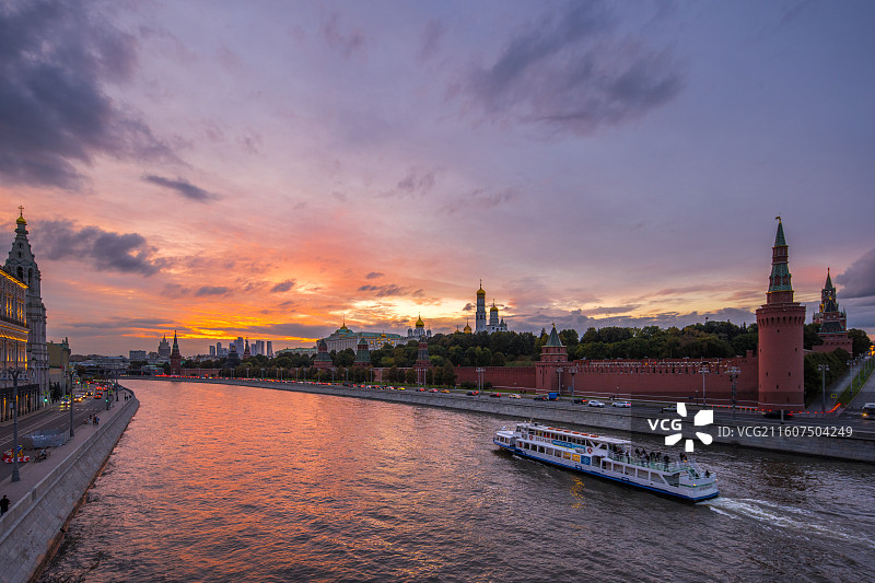 俄罗斯莫斯科：克林姆林宫和莫斯科河日落晚霞图片素材