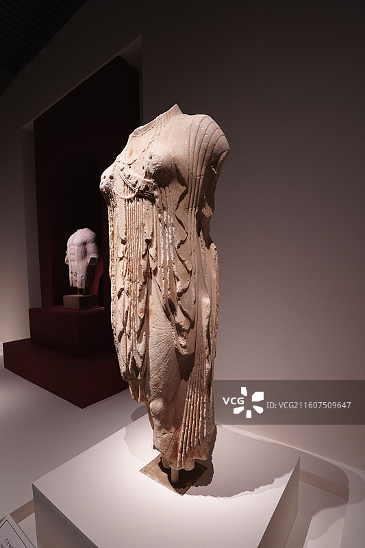 希腊国家考古博物馆藏来自基克拉迪群岛公元前520-前515年无头女性雕像图片素材