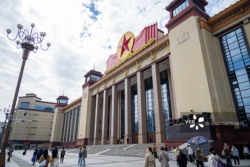 2025年11月12日，游人参观江西美术馆。图片素材