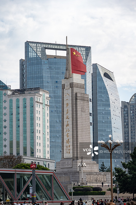 2025年11月12日，游人参观南昌八一广场。图片素材