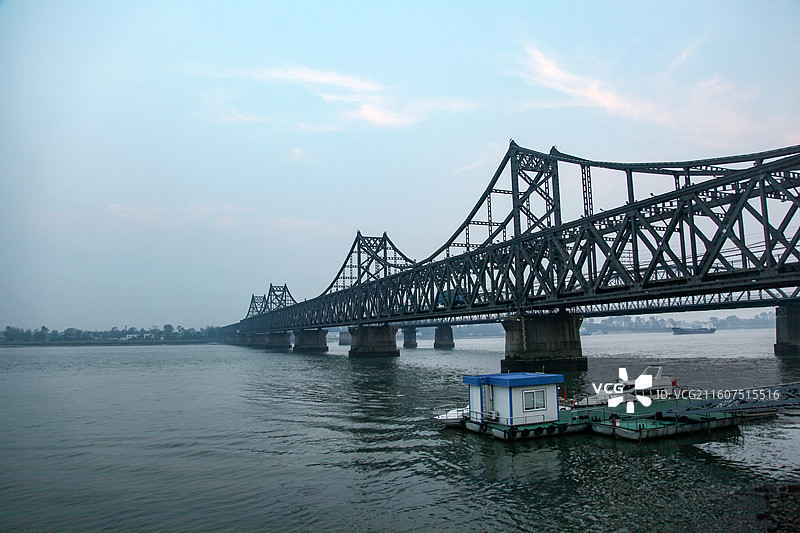 横跨河流的长钢铁大桥图片素材