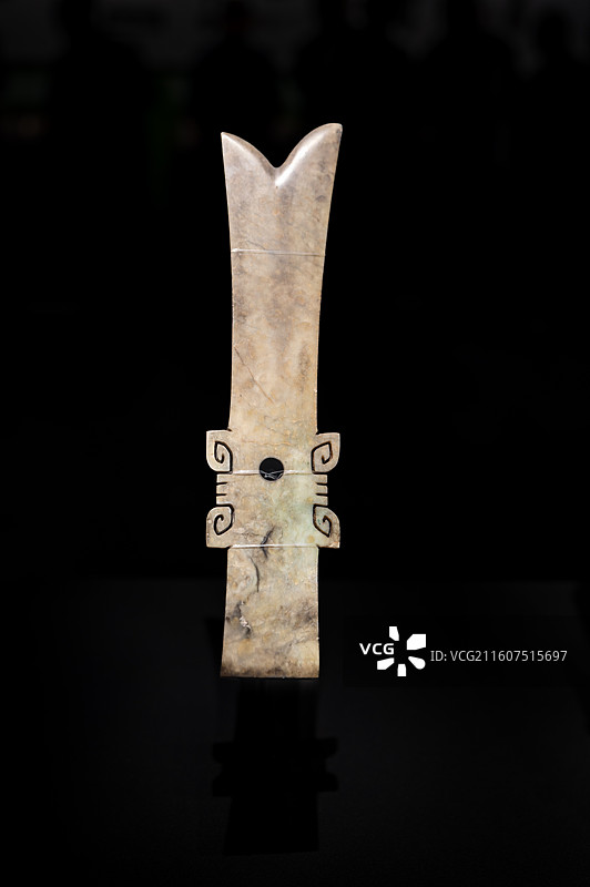 玉璋（商代后期），1986年三星堆二号祭祀坑出土，广汉三星堆博物馆图片素材