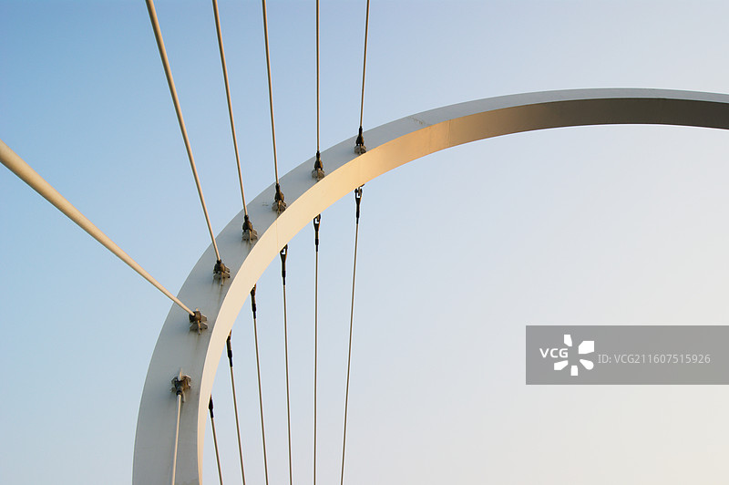 沈阳沈北新区蒲河孝信桥低视角特写，桥梁素材背景，大桥钢缆，城市户外风光，交通枢纽图片素材