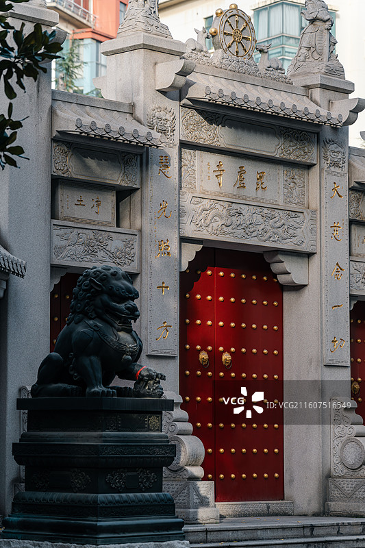 南京毗卢寺银杏与古建筑图片素材