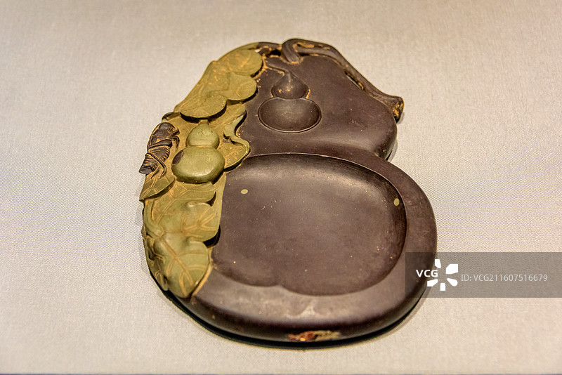 中国广西壮族自治区博物馆馆藏清代巧雕葫芦端砚图片素材