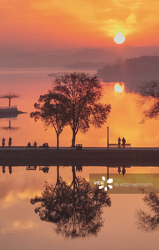 东湖边的追光人图片素材