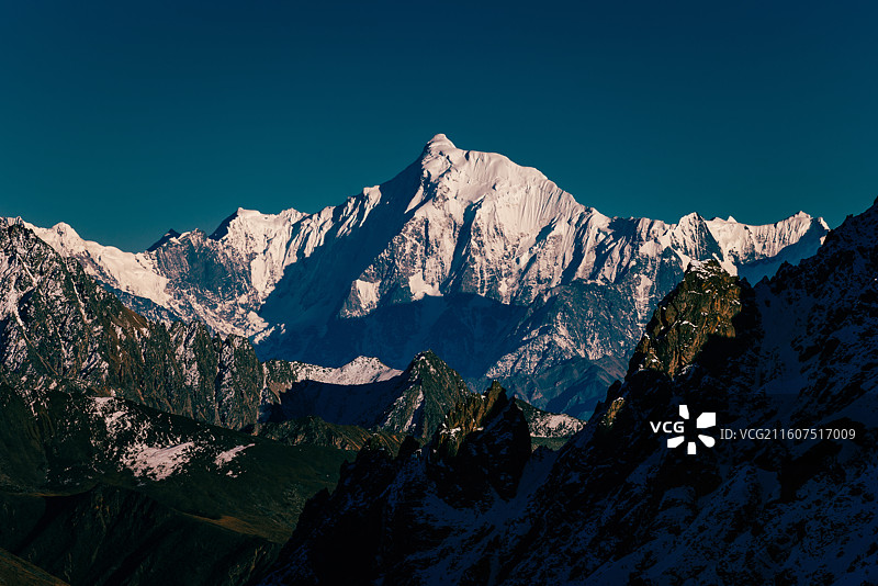 雪山全景蓝天白云山脉自然风光图片素材