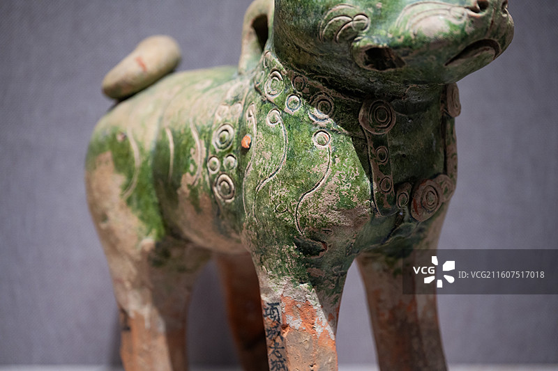 河南博物院 汉代 绿釉立姿陶狗 项城市出土图片素材