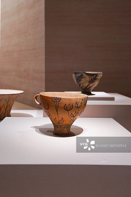 希腊国家考古博物馆藏来自基克拉迪群岛公元前16世纪百合和番红花纹杯图片素材