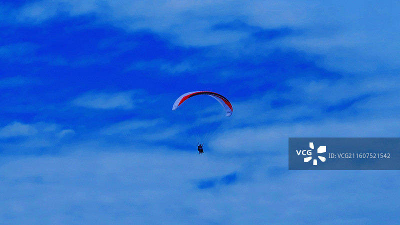 蓝天里滑翔伞图片素材