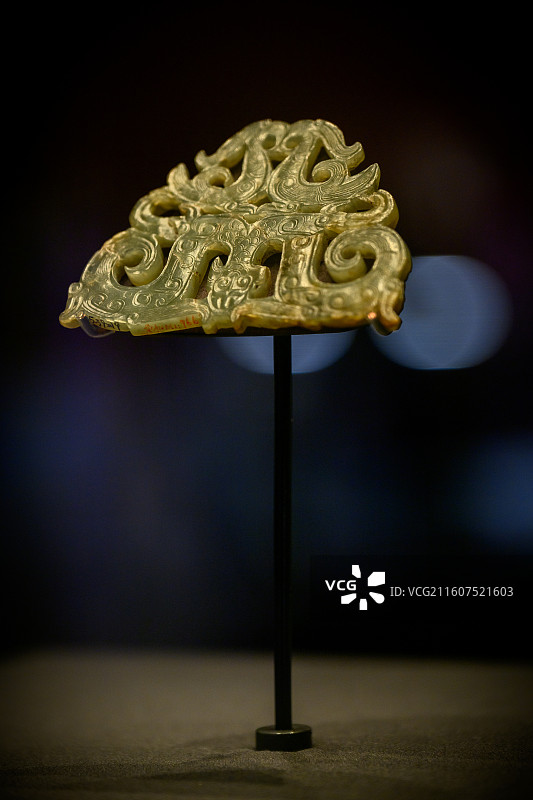 龙凤纹玉饰，战国中晚期，湖北省博物馆藏，展出于国家博物馆《凤凰故国——青铜时代曾楚艺术展》图片素材