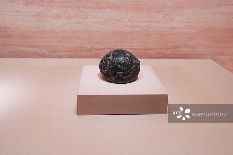 希腊国家考古博物馆藏来自塞浦路斯公元前1900-前1725年半球形刻纹抛光黑陶杯图片素材