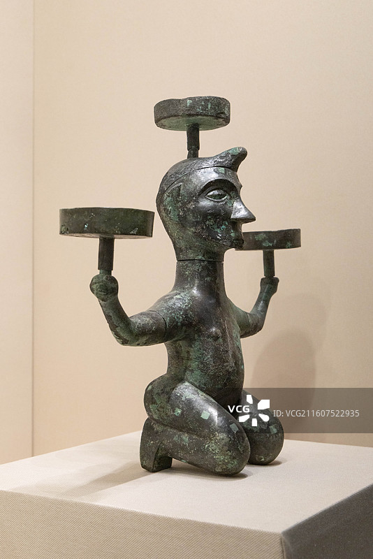 云南省昆明市云南省博物馆文明之光青铜时代的云南展厅三支俑铜灯 西汉 个旧市黑蚂井出土图片素材