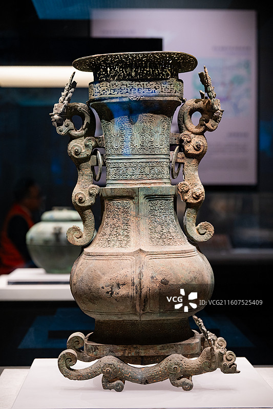 河南博物院 春秋 龙耳虎足方壶 淅川县下寺楚国墓地M1出土图片素材