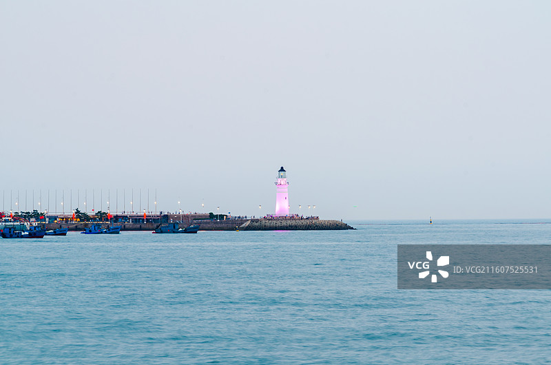 青岛情人坝海上灯塔全景展现宁静海景图片素材