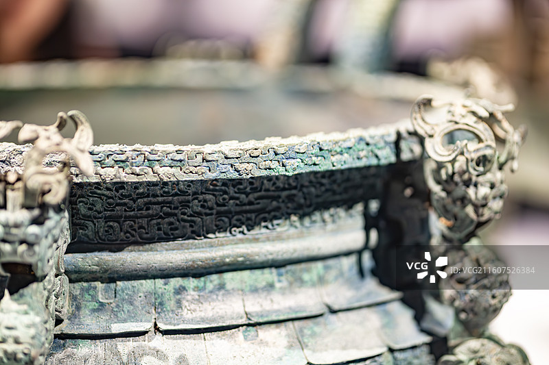 青铜器上海博物馆藏春秋晚期交龙垂鳞纹鼎图片素材