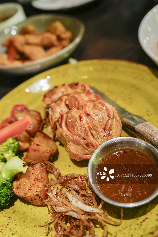 惠灵顿牛排，牛排，烤牛排，牛肉，肉类，起酥面包，西餐，漂亮饭，白人饭，美食，美味，食品，正餐，晚餐，图片素材