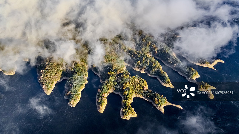 雾锁金岛·太平湖龙脊秋云图片素材