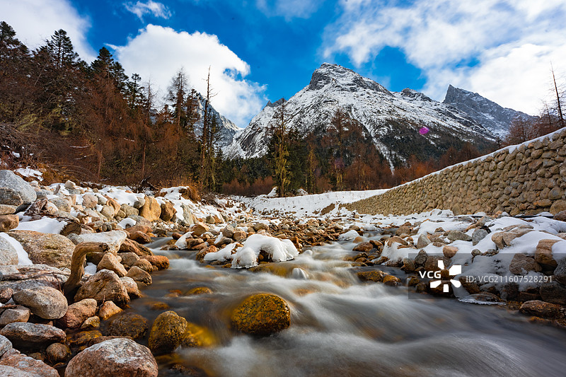 毕棚沟冬日雪山和小溪长曝光图片素材