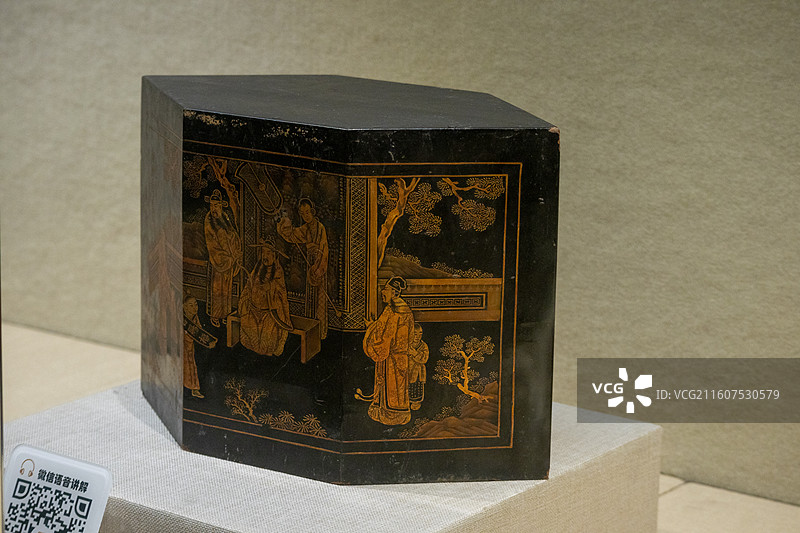 清代黑漆描金“天官赐福”六角形木盒图片素材