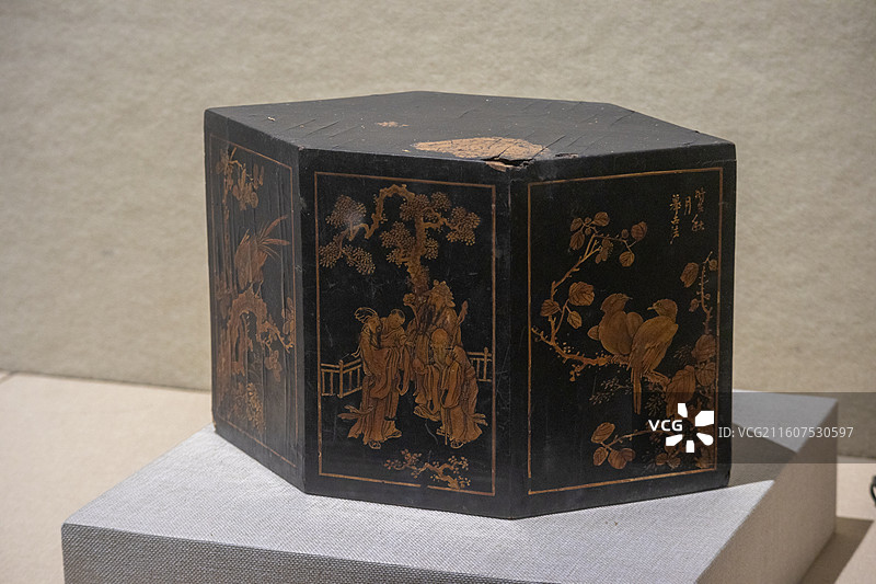 清代黑漆描金福禄寿纹六角形木雕盒座图片素材