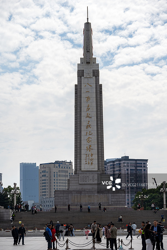 2025年11月12日，游人参观南昌八一广场。图片素材