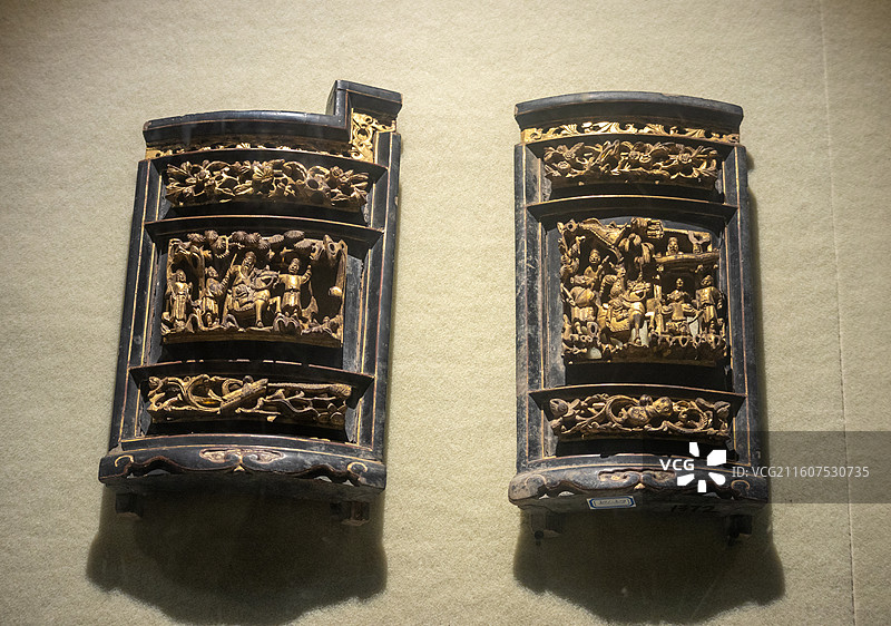 清代人物故事纹弧形金木雕门扇构件图片素材