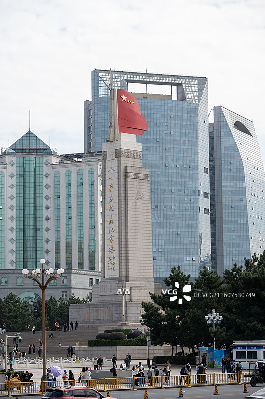 2025年11月12日，游人参观南昌八一广场。图片素材