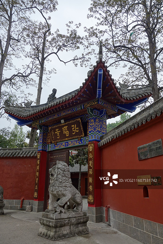 贵州省贵阳市黔灵山公园黔灵公园：弘福寺山门红墙图片素材