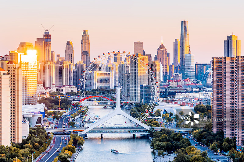 中国天津海河天津之眼摩天轮天际线长焦特写高视角黄昏风光图片素材