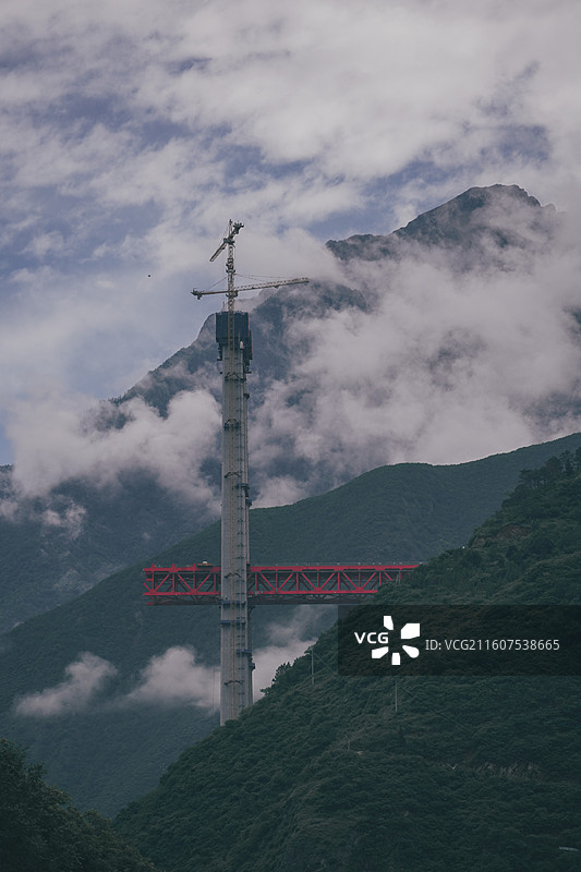 四川泸定云雾山中的施工塔吊图片素材
