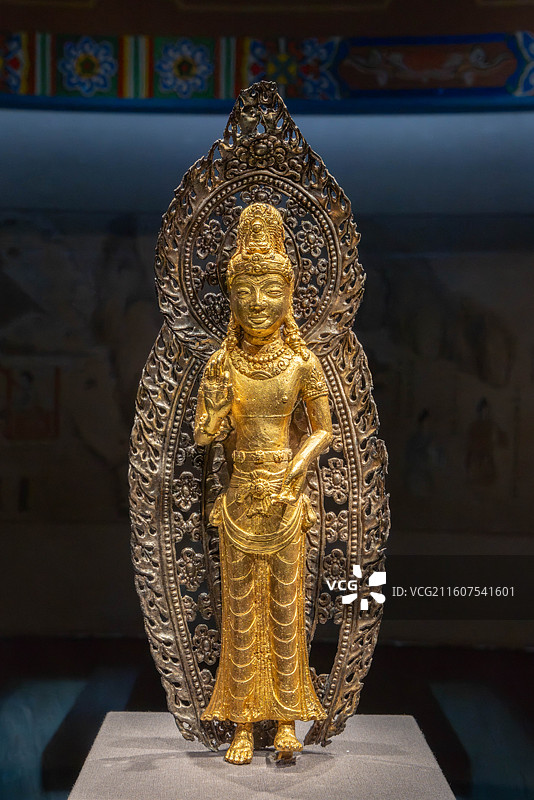 云南省昆明市云南省博物馆秒香佛国 唐宋时期的云南展厅银背光金阿嵯耶观音立像 大理国图片素材